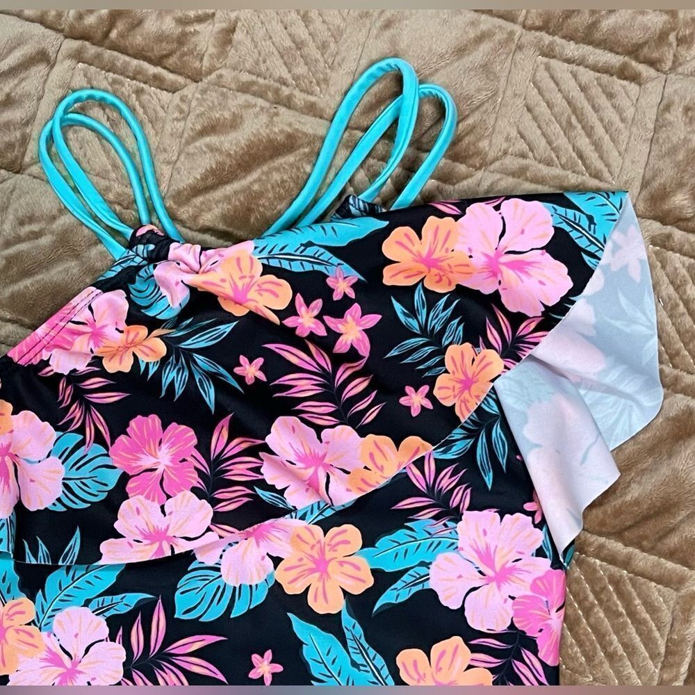 EUC Girl’s one piece swimsuit.  Beautiful Hawaiian print and bright colors. - Picture 2 of 4